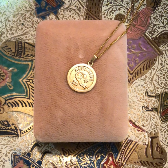 Jewelry - 💛 10k Yellow Gold Aquarius Zodiac Necklace